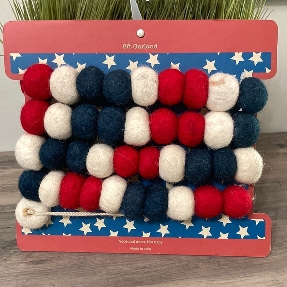RED, WHITE AND BLUE AMERICANA 6 FT. FELT BALL GARLAND - Picture 4 of 7